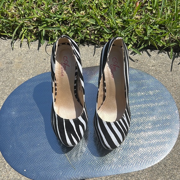 Size 7 Zebra platform pumps… so comfortable! Can wear to any occasion…. - Picture 15 of 17